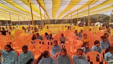 गोह: देवकुण्ड महोत्सव के दूसरे दिन स्थानीय व क्षेत्रीय कलाकारों का जलवा, 80 फीसदी कुर्सियां रहीं खाली