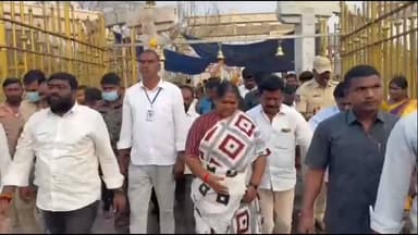 తాడ్వాయి: మేడారంలో వన దేవతలను దర్శించుకున్న మంత్రి సీతక్క