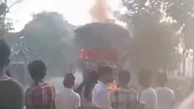 बहेड़ी: शेरगढ़ थाना क्षेत्र के मोहम्मदपुर के पास गन्ने से भरे ट्रक में लगी भीषण आग, चालक ने कूदकर बचाई अपनी जान