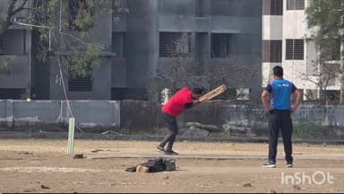 अहमदपूर: जिप. मैदानावर पोलीस प्रशासन आणि पत्रकार संघात मैत्रीपूर्ण क्रिकेट सामना. पोलीस संघाचे फलंदाजी आणि गोलंदाजीत वर्चस्व