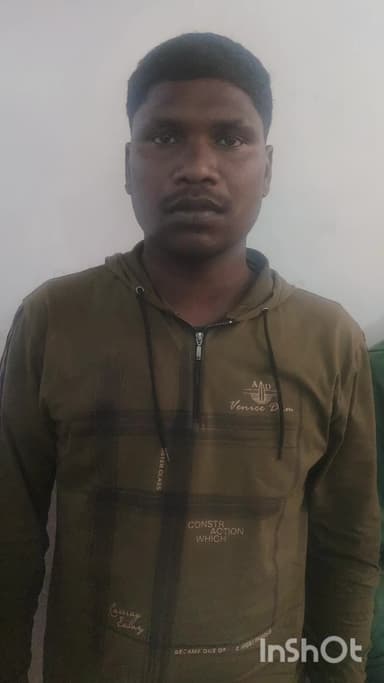 मुरलीगंज: रामपुर गांव से पुलिस ने 15 लीटर देसी शराब के साथ कारोबारी सोनेलाल मुरमुर को गिरफ्तार किया