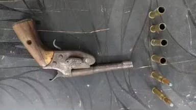 कोईलवर: सलेमपुर गांव से युवक को देसी कट्टा, जिंदा कारतूस व अंग्रेजी शराब के साथ गिरफ्तार किया गया, भेजा गया जेल