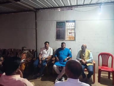 फरसगांव: केशकाल विधायक नीलकण्ठ टेकाम ने मृतक पार्षद राजेश सोना के परिजनों से की मुलाकात