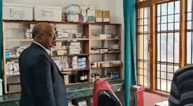 पालमपुर: भेड़ी पीएचसी का औचक निरीक्षण: डॉ. विवेक करोल ने दवाइयों की उपलब्धता और व्यवस्थाओं का लिया जायजा