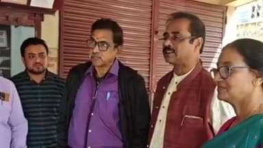 মহিষাদল: TMCসরকারের১৫ বছর উন্নয়নের খতিয়ান তুলে ধরে উন্নয়নের পাঁচালী তুলে দিলেন রঙ্গিবসান গ্রামে ডাক্তারে হাতে মহিষাদলের বিধায়ক