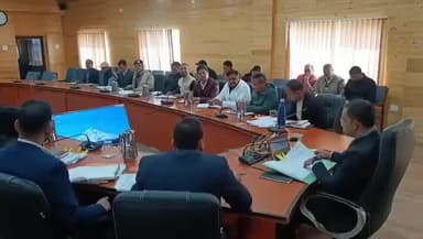 डीडीहाट: जनपद में अवैध मादक पदार्थों के कारोबार पर नियंत्रण के लिए जिला अधिकारी की अध्यक्षता में जिला कार्यालय सभागार में बैठक