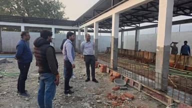 पूर्णागिरि: जिलाधिकारी ने ₹146.86 लाख की लागत से टनकपुर के नायकगोठ में बन रही गौशाला का किया निरीक्षण