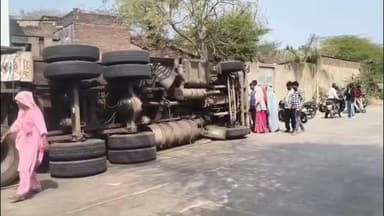 जहाज़पुर: कुराड़िया गांव में टमाटरों से भरा ट्रक पलटा, बड़ा हादसा टल गया