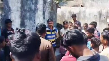 धालभूमगढ़: हरिणदुकड़ी में अफवाह के चलते युवक को घेरा, पुलिस ने सुरक्षित निकाला