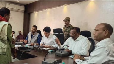 तिरोड़ी: तिरोड़ी तहसील के अलग-अलग गांवों से आवेदक जनसुनवाई में शिकायत लेकर पहुंचे