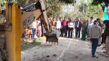 सहदेई बुजुर्ग: उच्च न्यायालय के आदेश पर 27 साल पुरानी सड़क हटाई गई, रास्ता बंद होने से ग्रामीणों में आक्रोश