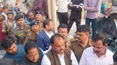 कुर्सेला: कुर्सेला बाजार में भीषण अग्निकांड के बाद विधायक विजय सिंह निषाद ने प्रभावित दुकानदारों से मुलाकात की