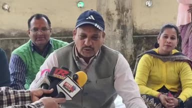 खटीमा: लोक निर्माण विभाग के कर्मचारी धरने पर बैठे