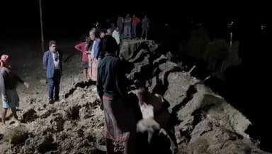 গোসাবা: গোমর নদী বাঁধে ধস নামল গোসাবার পাখিরালয় গ্রামে মঙ্গলবার বিকালে , আতঙ্কিত এলাকার মানুষজন