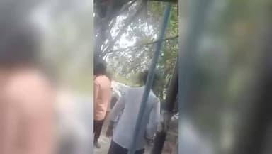 இராமநாதபுரம்: இடம் வாங்கி விற்பதில் தகராறு, திமுக கொடி கட்டிய காரில் வந்த கும்பல் பாஜக மாவட்டத் துணைத் தலைவர் வந்த இருசக்கர வாகனம் மீது மோதி தாக்கிய வீடியோ