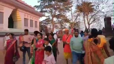 নয়াগ্রাম: নয়াগ্রামের ঐতিহ্যবাহী রামেশ্বর শিব মন্দির চত্বরে শিব চতুর্দশী উপলক্ষে আয়োজিত মেলাকে ঘিরে মেতে উঠেছেন এলাকার মানুষজন