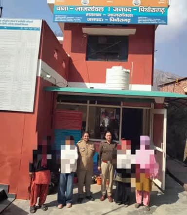 मुनस्यारी: पिथौरागढ़ पुलिस ने दो नाबालिग बालिकाओं को सुरक्षित उनके परिजनों से मिलाया