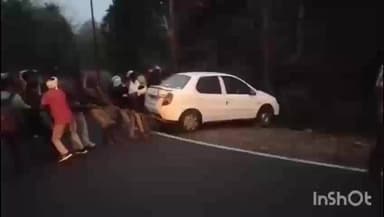 भीमपुर: मोहदा में युवाओं की मदद से ट्रैक्टर बुलाकर कार को निकाला गया बाहर, चारों युवक सुरक्षित