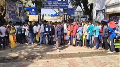 গোপীবল্লভপুর ১: বাংলার যুবসাথী প্রকল্পের ফর্ম ফিলাপের যুবকদের সহায়তায় ছাতিনাশোলে উদ্যোগ নিল ব্লক যুব তৃণমূলের সভাপতি অভিষেক দাস