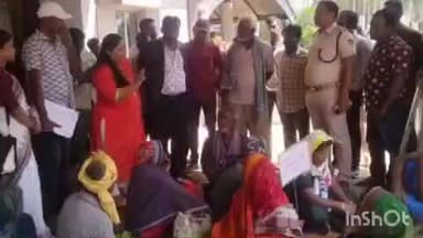 ଜଟଣୀ: ଜଟଣୀ ମୁନିସିପାଲିଟି କାର୍ଯ୍ୟାଳୟ ସମ୍ମୁଖରେ ଧାରଣା