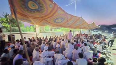 बायतु: भोजासर (बायतु) में किसानों के धरनास्थल पर पहुंचे सांसद उम्मेदाराम बेनीवाल