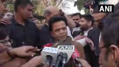 #WATCH दिल्ली: चेक बाउंस मामले में हाई कोर्ट से अंतरिम ज़मानत मिलने के बाद अभिनेता राजपाल यादव तिहाड़ जेल से बाहर आ गए।
...