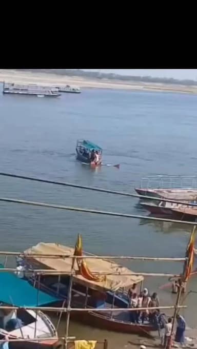 गंगा नदी में बड़ा हादसा! 😱 अचानक पलटी श्रद्धालुओं की नाव, डूबते-डूबते बची 5 लोगों की जान
#GangaRiver #BoatAccident #Res...
