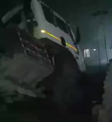 सरायरंजन: मुसरीघरारी में प्लाई से लदा ट्रक पलटा, लोगों की जान बाल-बाल बची