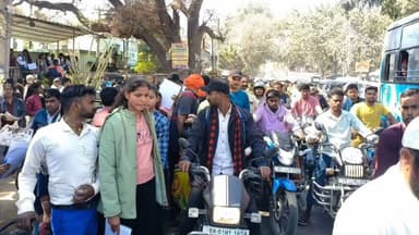 बिक्रमगंज: बिक्रमगंज में मैट्रिक परीक्षा का पहला दिन, 14,199 छात्र शामिल हुए, देर से पहुंचने पर कई छात्रों का एग्जाम छूटा