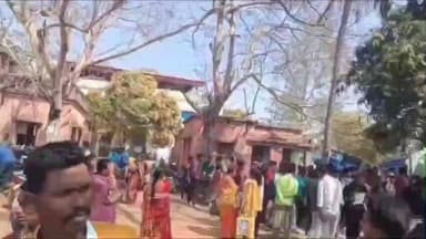 বিনপুর ১: যুব সাথী প্রকল্পে আবেদনের জন্য ব্যাপক ভিড় লালগড়ে