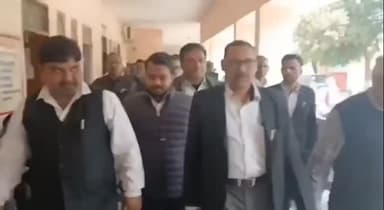 #बदायूं
⏩ तहसील परिसर में वकीलों का हल्ला बोल, जमकर हुई नारेबाजी
⏩ प्रदर्शन करते हुए एसडीएम कार्यालय तक पहुंचे वकील, वकी...