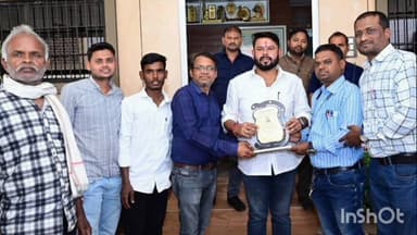 बेमेतरा में पूर्व विधायक आशीष छाबड़ा के पुराने बस स्टैंड स्थित कार्यालय में सरदा गांव के किसानों ने की सौजन्य मुलाकात