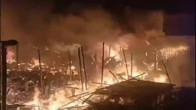 सिकटा: कटिहार के एक होटल में सिलेंडर ब्लास्ट, 200 दुकानें राख, पूरा इलाका धुएं और आग की लपटों से घिरा