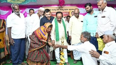 ನವಲಗುಂದ: ನವಲಗುಂದ ತಾಲೂಕಿನ ನಲವಡಿ ಗ್ರಾಮದಲ್ಲಿ ವಿವಿಧ ಅಭಿವೃದ್ಧಿ ಕಾಮಗಾರಿಗಳಿಗೆ ಶಾಸಕ ಎನ್ ಎಚ್ ಕೋನರಡ್ಡಿ ಭೂಮಿಪೂಜೆ