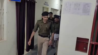 रामगढ़ चौक: एसपी अवधेश दीक्षित पहुंचे तेतरहट थाना, समीक्षा बैठक कर लंबित मामलों के निपटारे का दिया निर्देश