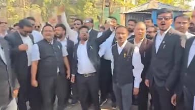 शिवपुरी में अधिवक्ता की हत्या के विरोध में सिवनी में वकीलों का प्रदर्शन, कलेक्टर परिसर में जताया आक्रोश
#शिवपुरी
#सिवनी
...