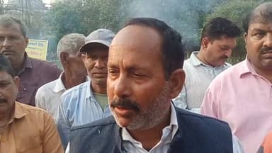 #bahraich, चिलवरिया चीनी मिल कर्मचारी ने रिटेनिंग राशि न मिलने से नाराज,किया धरना प्रदर्शन,फूंका पुतला UP Police DM offi...