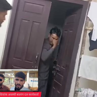 #बड़ी_खबर खजुराहो में लव जिहाद के आरोपी शकील की पिटाई थाने तक जुलूस निकाला....आरोपी युवक के मोबाइल से लड़की की आपत्तिजनक व...