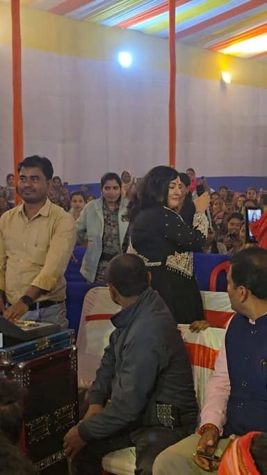 राजकीय मटेश्वर महोत्सव में भव्या पंडित ने दर्शकों के बीच गायी, लोगों ने खूब पसंद किया सांग को