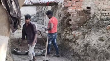#जहानागंज में नाले की खुदाई में नाबालिकों से मजदूरी का वीडियो वायरल ₹500 की दिहाड़ी पर भविष्य है गिरवी ठेकेदार और बाल श्...