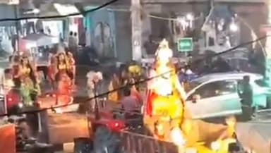 कस्बा: कस्बा में रूद्र यज्ञ एवं अष्टयाम के समापन के बाद श्रद्धा और भक्ति भाव से भगवान की प्रतिमा का विसर्जन किया गया