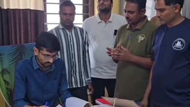 કોડીનાર: મીતીયાજ ગામના સરપંચ સહીતની ટીમે કોડીનારના શિક્ષકોને શિક્ષણ સિવાયની કામગીરી માથી મુકિત આપવા મામલતદારને આવેદનપત્ર અપાયુ