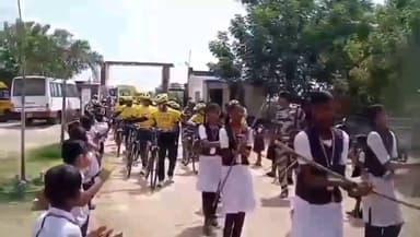 மணமேல்குடி: ECR சாலை மீமிசல் வந்த CISF விழிப்புணர்வு ஏற்படுத்த வந்த படையினருக்கு சிறப்பான வரவேற்பு வழங்கிய பள்ளி மாணவர்கள்