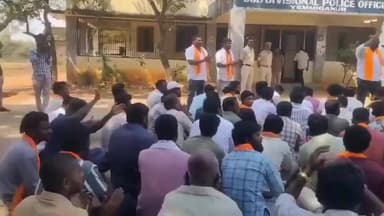 ఎమ్మిగనూరు: ఎమ్మిగనూరు డీఎస్పీ ఆఫీస్ ముందు విశ్వహిందూ పరిషత్ నాయకులు రామ భజన తో నిరసన, హిందూ విగ్రహాలు తొలగింపు పై ఆగ్రహం..