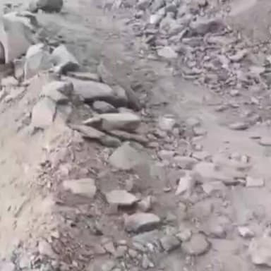 हंगरंग: ज़िले के मलिंग नाला समीप पहाड़ों से गिरे पत्थर, सड़क मार्ग हुआ अवरुद्ध