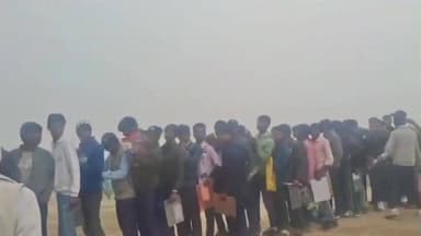 इटवा: यूपी बोर्ड परीक्षा शुरू, 119 केंद्रों पर 65,569 परीक्षार्थी देंगे परीक्षा, बिडरा के नवजीवन इंटर कॉलेज पर छात्रों की चेकिंग