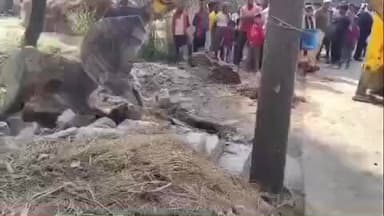 रजौन: चकमहमूद गांव में प्रशासन की कार्रवाई, बुलडोजर से 16 अतिक्रमणकारियों का अतिक्रमण हटाया गया, मचा हड़कंप