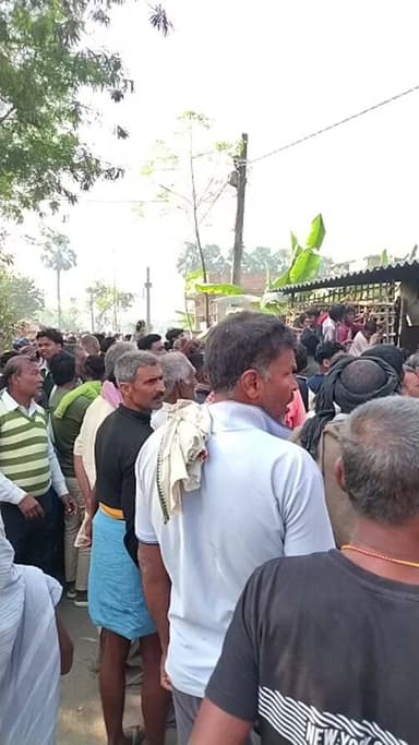 महुआ जहांगीरपुर सलखान्नी में अभी-अभी ब्रेकिंग न्यूज़ एक बच्चा चोर को ग्रामीणों ने पकड़ के बंद किया