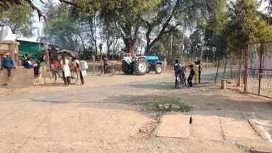 झूड़ा स्कूल का नहीं खुला समय पर ताला बच्चे समय पर पहुंचे पर टीचर नहीं, बाहर घूम रहें बच्चे