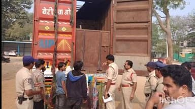 భద్రాచలం: హైదరాబాద్కు అక్రమంగా తరలిస్తున్న 75 పశువుల తో వెళ్తున్న కంటైనర్ ను పట్టుకున్న భద్రాచలం పోలీసులు